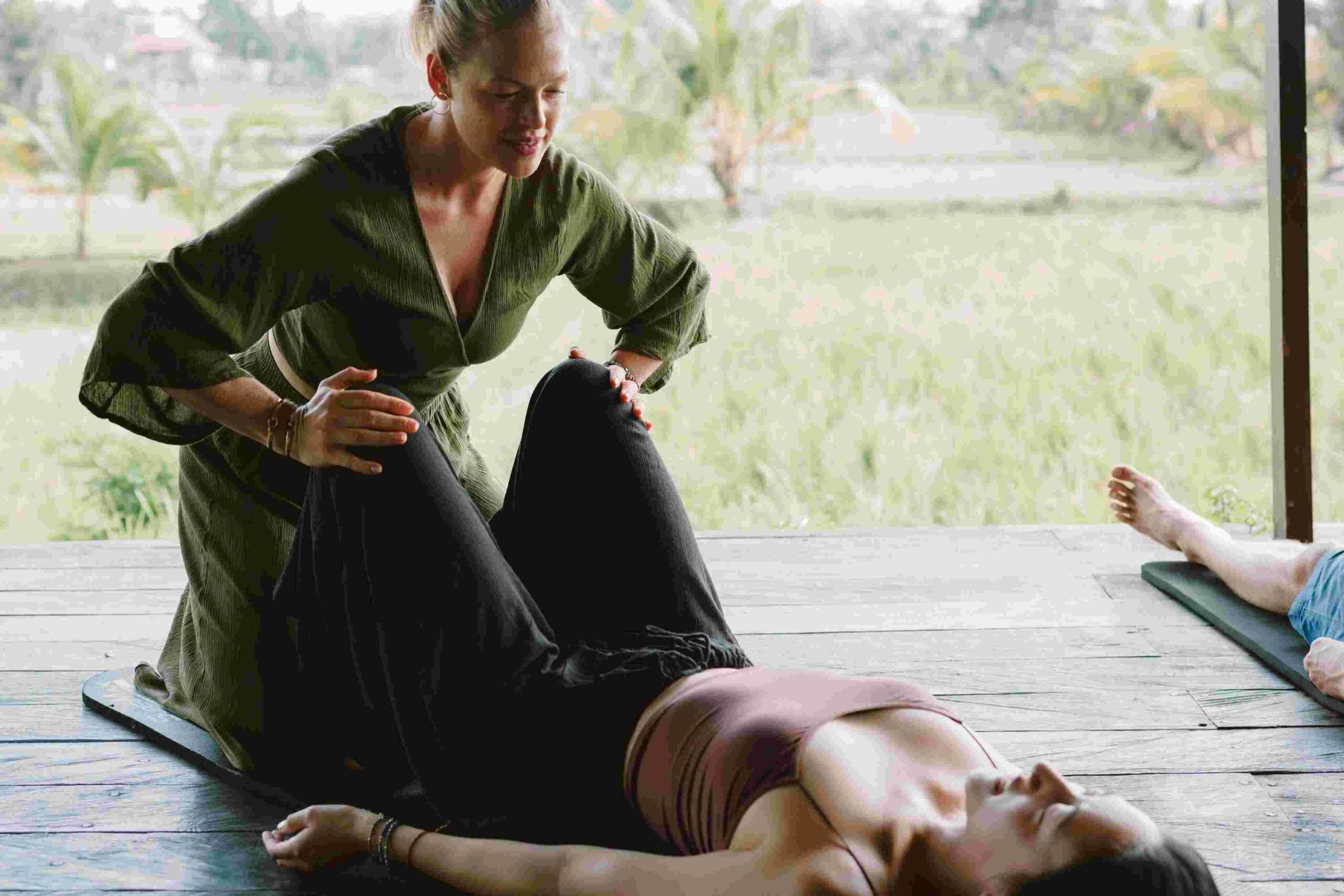 Frau-unterstützt-Klientin-bei-Breathwork-in-Bali