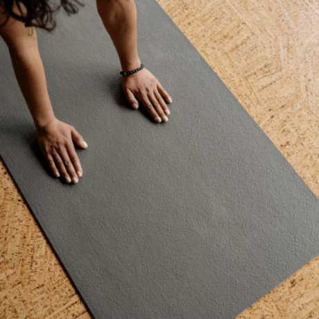 Was meine Arbeit ausmacht_Zugänglichkeit_Bildausschnitt Häde auf Yogamatte Image-detail-Hands-on-yoga-mat-Bird's-eye-view-of-a-person-doing-a-yoga-support-pose-in-an-apartment-on-a-gray-yoga-mat